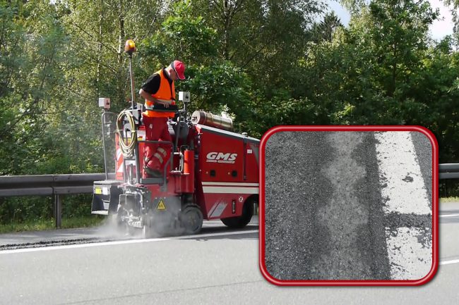 In dieser Kleinfräse von GMS Fahrbahnsanierungen steckt ein neu entwickeltes Sonderaggregat zur Herstellung von Rüttelstreifen. Das Detail rechts zeigt das wellenförmige Muster des neuartig eingefrästen Bereiches neben der Randmarkierung. Ohne scharfe Kanten rüttelt er ab sofort auf der Teststrecke abkommende Pkw-Fahrer wach, ohne Zweiradfahrer zu gefährden.