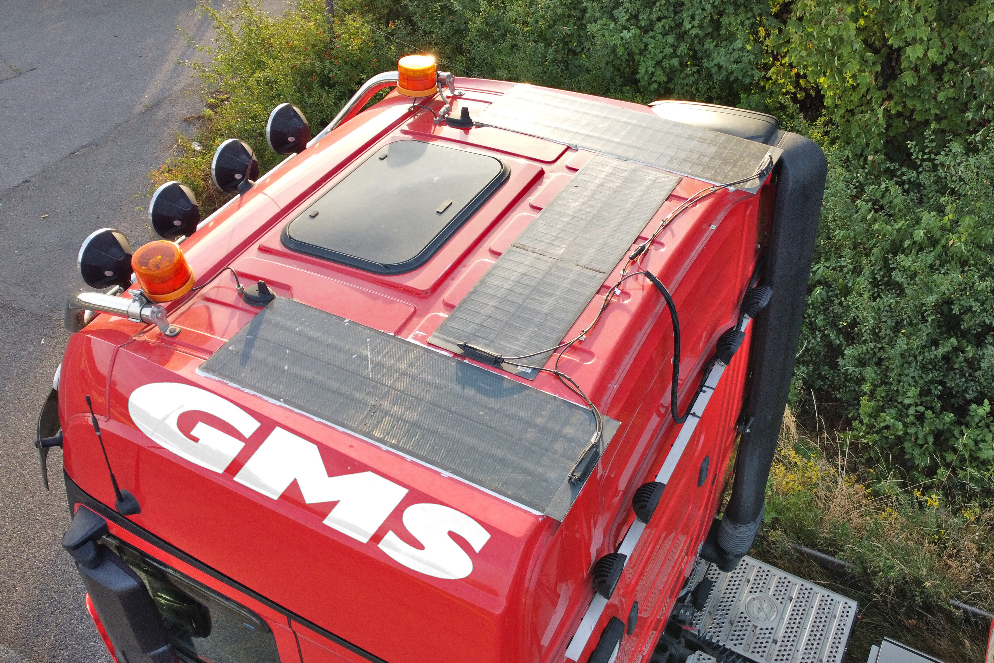 Zugfahrzeug von GMS mit PV-Modulen