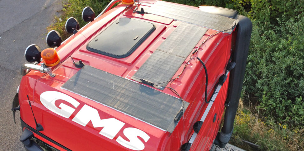 Zugfahrzeug von GMS mit PV-Modulen