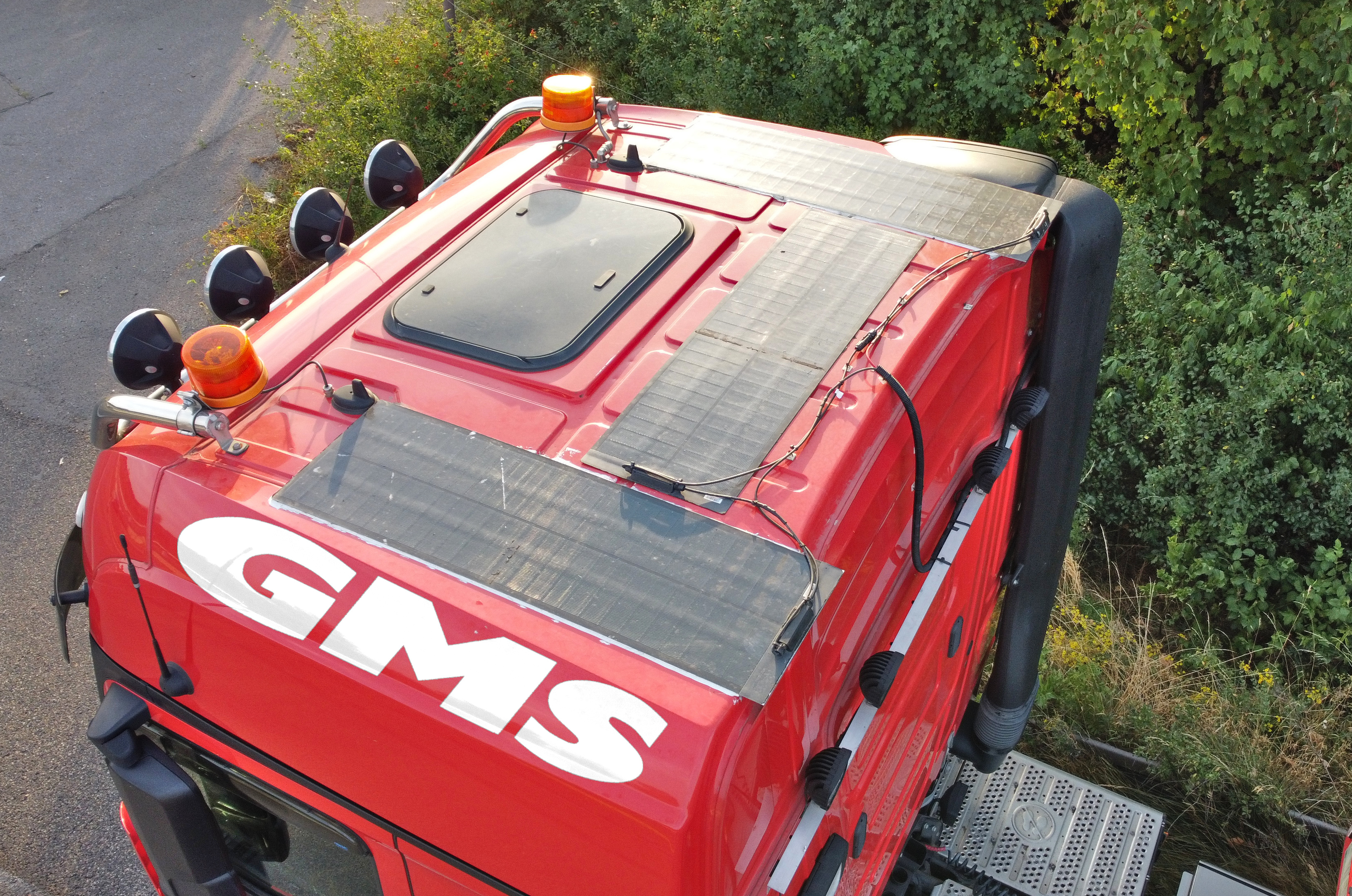 Zugfahrzeug von GMS mit PV-Modulen
