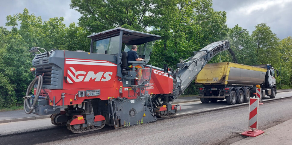 Ab sofort können Kunden von GMS die CO2-Emissionen des Kaltfräsens projektbezogen kompensieren.