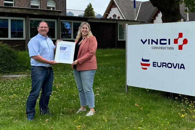 Torsten Meyer, Geschäftsführer GMS Fahrbahnsanierungen, und Daniela Adams, projektverantwortliche Zweigstellenleiterin von Eurovia.