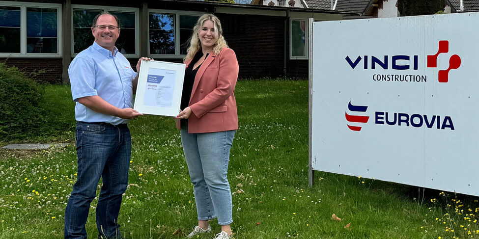 Torsten Meyer, Geschäftsführer GMS Fahrbahnsanierungen, und Daniela Adams, projektverantwortliche Zweigstellenleiterin von Eurovia.
