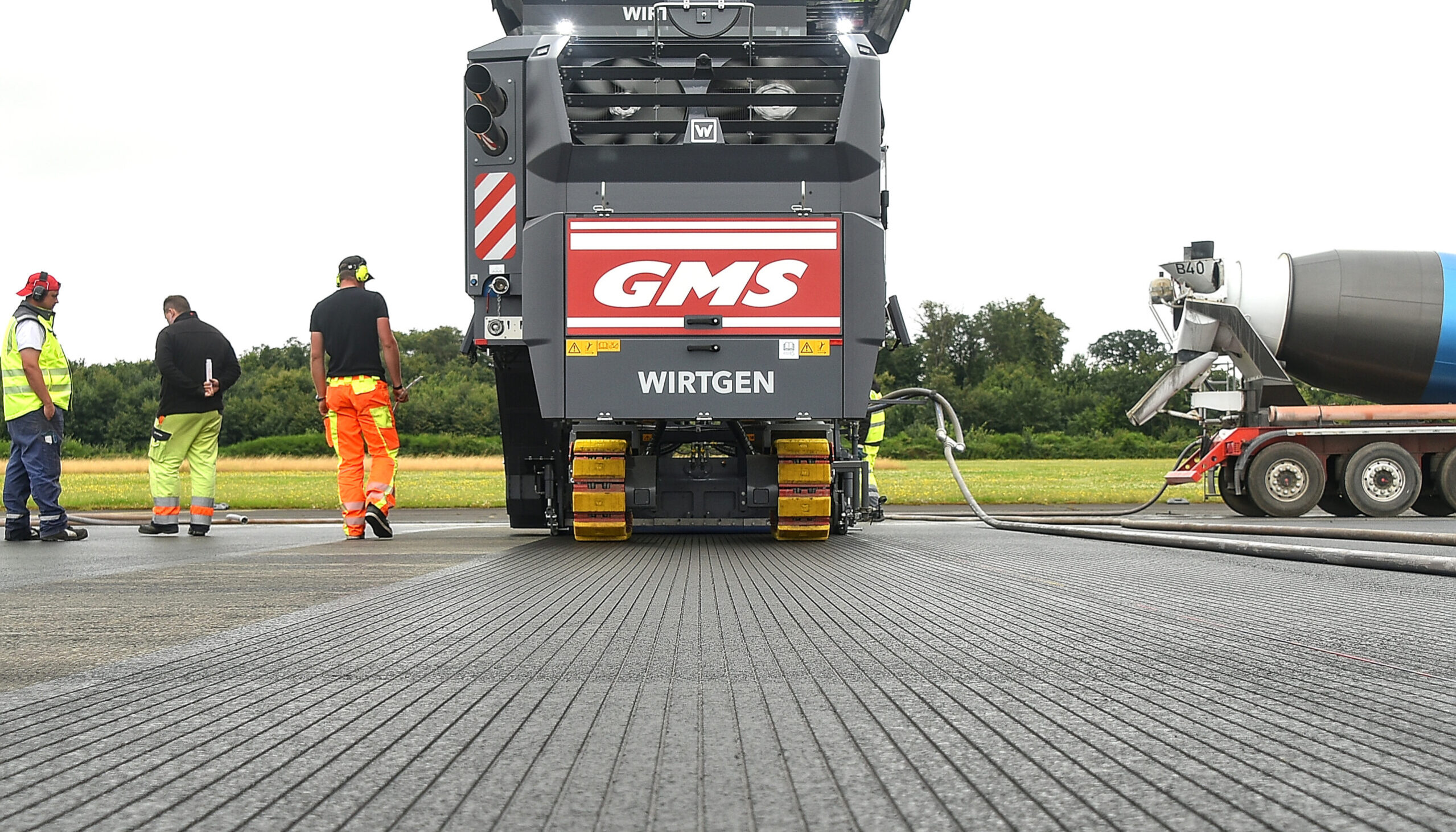 Die Grooving-Fräsen von GMS erzeugen eine äußerst präzise Textur. Die Rillen sind 5 mm breit und 5 mm tief. Die Arbeitsbreite der hier verwendeten Grooving-Fräsen betrug knapp 2 m.