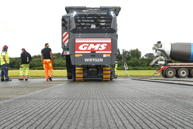 Die Grooving-Fräsen von GMS erzeugen eine äußerst präzise Textur. Die Rillen sind 5 mm breit und 5 mm tief. Die Arbeitsbreite der hier verwendeten Grooving-Fräsen betrug knapp 2 m.