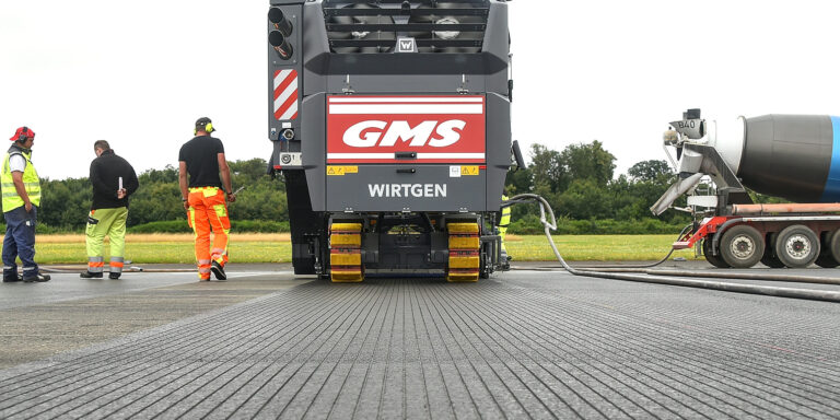 Die Grooving-Fräsen von GMS erzeugen eine äußerst präzise Textur. Die Rillen sind 5 mm breit und 5 mm tief. Die Arbeitsbreite der hier verwendeten Grooving-Fräsen betrug knapp 2 m.