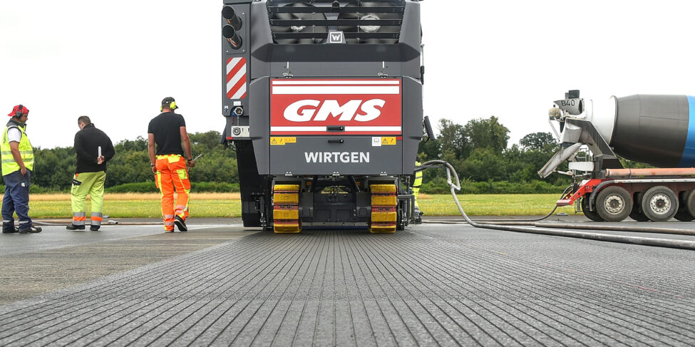 Die Grooving-Fräsen von GMS erzeugen eine äußerst präzise Textur. Die Rillen sind 5 mm breit und 5 mm tief. Die Arbeitsbreite der hier verwendeten Grooving-Fräsen betrug knapp 2 m.