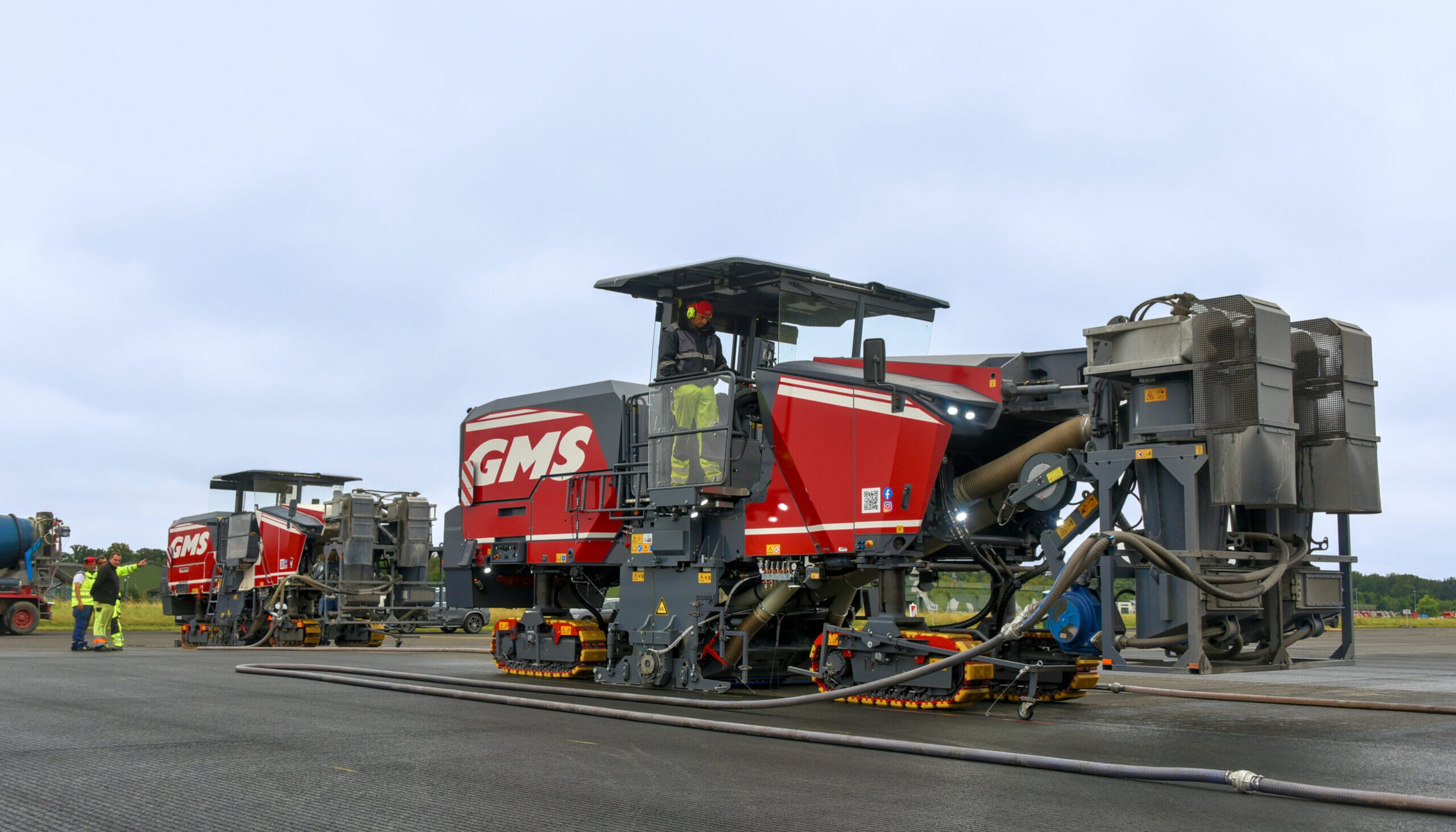 Bei der Sanierung der Start- und Landebahn haben sich die beiden Grooving-Fräsen von GMS von zwei Seiten an die Mitte des Abschnittes aufeinander zubewegt. Hier ein Bild kurz vor dem Zusammentreffen.