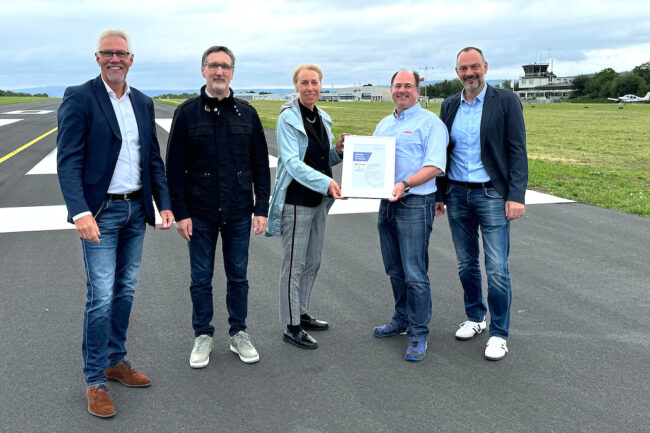 Nach Abschluss der Arbeiten am Flughafen Winningen übergab GMS ein Zertifikat über den Emissionsausgleich an die Heinz Schnorpfeil GmbH (v.l.n.r): Henning Schröder (Geschäftsführer Wirtschaftsförderungsgesellschaft am Mittelrhein mbH), Karsten Rupp (Projekt:airport GmbH), Susanne Püsch (Leiterin Beteiligungsverwaltung Stadtwerke Koblenz), Torsten Meyer (Geschäftsführer GMS), Rainer Hoffmann (Prokurist Heinz Schnorpfeil Bau GmbH).