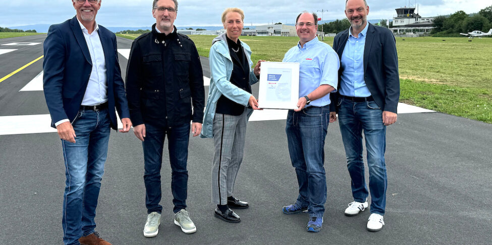 Nach Abschluss der Arbeiten am Flughafen Winningen übergab GMS ein Zertifikat über den Emissionsausgleich an die Heinz Schnorpfeil GmbH (v.l.n.r): Henning Schröder (Geschäftsführer Wirtschaftsförderungsgesellschaft am Mittelrhein mbH), Karsten Rupp (Projekt:airport GmbH), Susanne Püsch (Leiterin Beteiligungsverwaltung Stadtwerke Koblenz), Torsten Meyer (Geschäftsführer GMS), Rainer Hoffmann (Prokurist Heinz Schnorpfeil Bau GmbH).