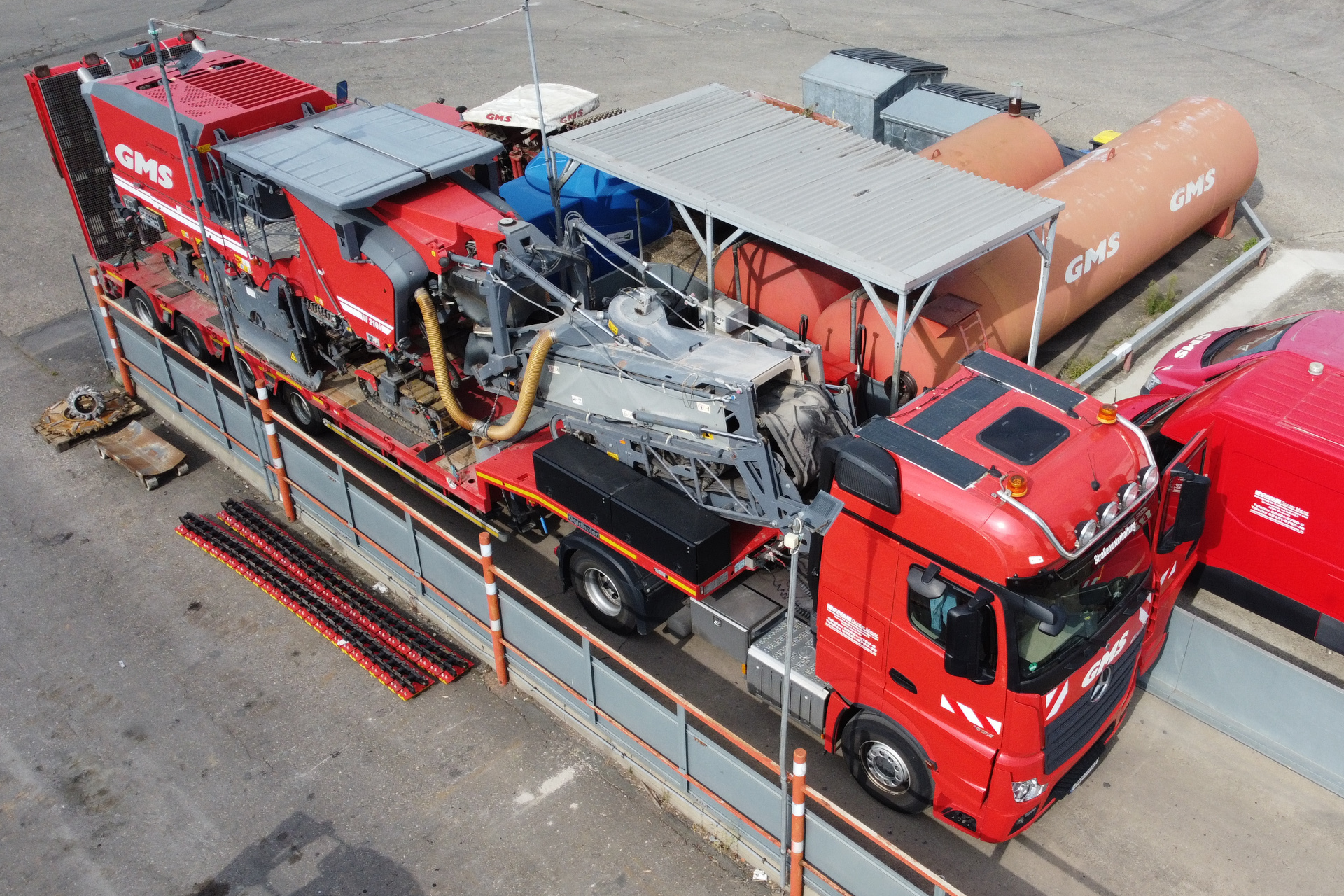 Auf Wunsch betankt GMS die Kaltfräsen und die Zugmaschinen mit klimafreundlichem HVO-Kraftstoff.