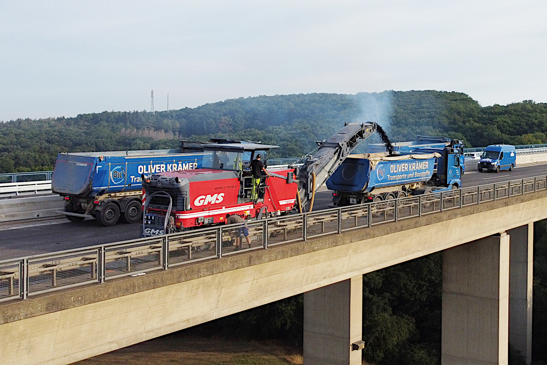 Kunden von GMS können entscheiden, ob für ein Projekt Diesel- oder HVO-Kraftstoff eingekauft werden soll. Auf diese Weise wird die CO2-Bilanz des Fräseinsatzes um bis zu 90% verbessert.